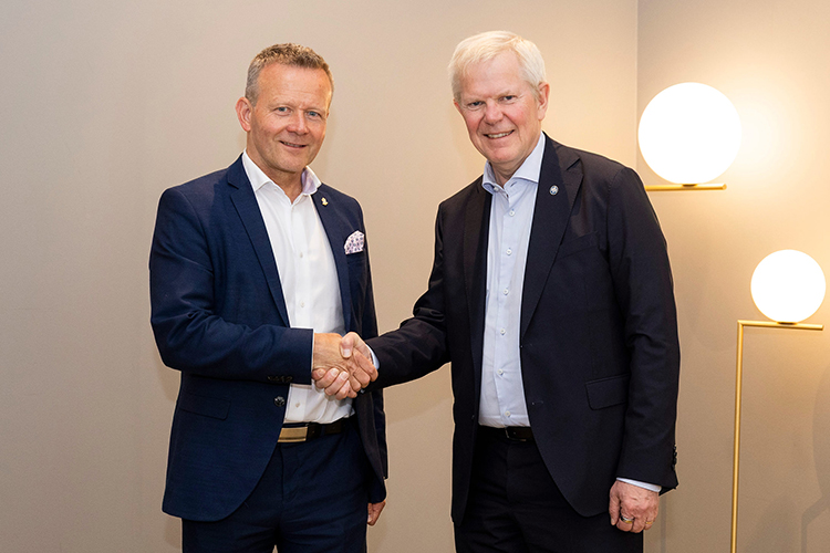 Handskakning mellan två generaldirektörer.